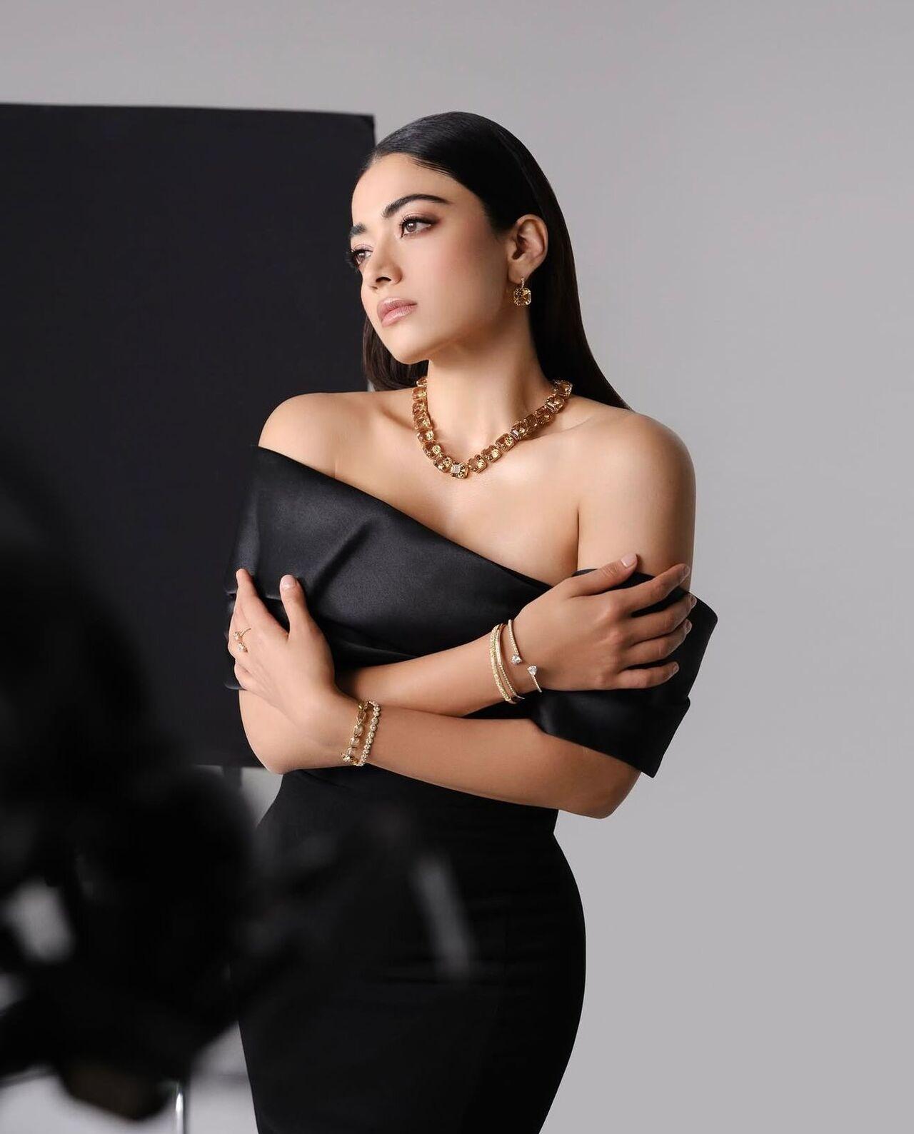 In a sleek off-shoulder black gown, she channels minimal yet striking sophistication. The sculpted silhouette and subtle styling enhance her natural beauty with quiet allure